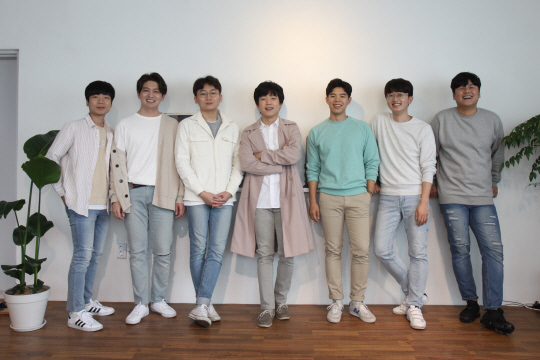 이동수(가운데) 청년정치크루 대표와 멤버들.